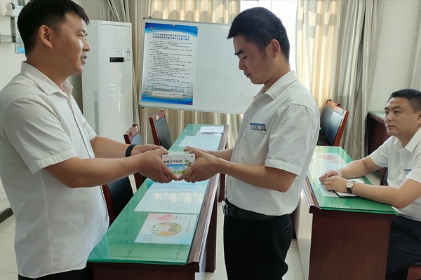 1689651665147703.jpg 發(fā)放防暑藥品_副本.jpg