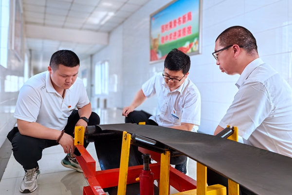 1696316772123752.jpg 何原飛帶領黨員進行皮帶優化_副本.jpg