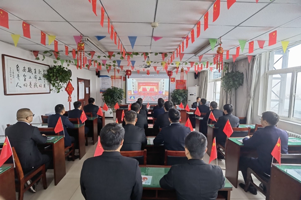 10月10日上午，胡家河礦組織一線職工在區隊學習室組織職工觀看全國工會十八大開幕會 拍攝人：陳卓_副本.jpg