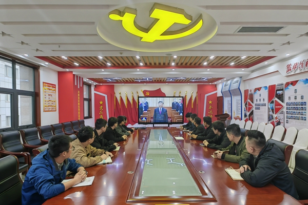 10月10日上午，小莊礦組織職工觀看中國工會第十八次全國代表大會盛況  攝影  李輝遠_副本.jpg