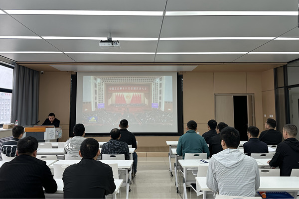 10月10日上午 孟村礦組織班組職工觀看中國工會第十八次全國代表大會開幕式 拍攝 李佳君_副本.png