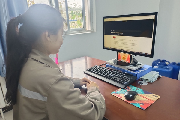 10月10日上午，鐵運分公司職工觀看中國十八大開幕式  攝影：童澤林_副本.jpg