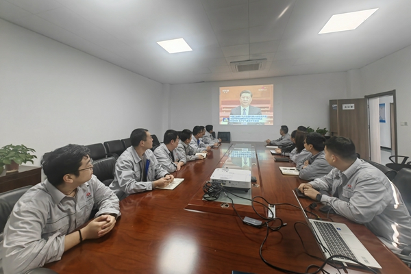 10月9日晚，彬長發電公司組織干部職工觀看中國工會十八大開幕式新聞。攝像 劉元利_副本.jpg