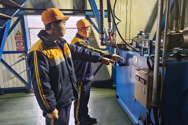 1700032977220772.jpg 對裝車設備進行巡查_副本.jpg