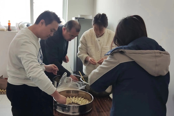 1705304001188839.jpg 包餃子_副本.jpg