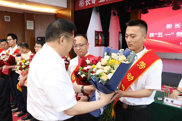 1——鮮花送勞模 禮贊勞動(dòng)美_副本.jpg