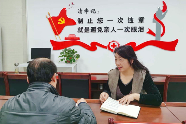 1 家屬協管員與“三違”人員談心_副本.jpg