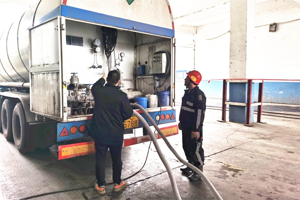 1717731736117500.jpg 圖片1:地面液態二氧化碳充罐現場_副本.jpg