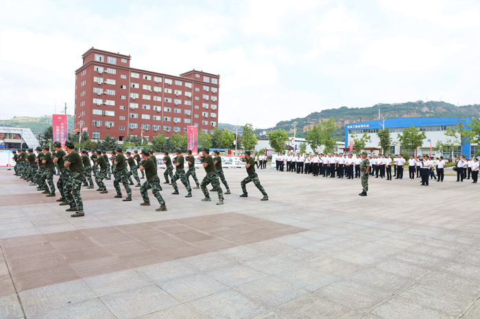 1718703639140940.jpg 4——生產(chǎn)服務(wù)中心職工準(zhǔn)軍事化訓(xùn)練_副本.jpg