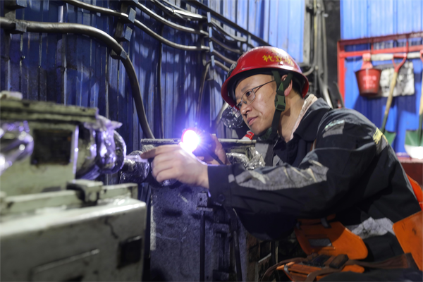 1720750216122296.png 煤炭行業技能大師-胡家河礦杜立功工作照3-3_副本.png