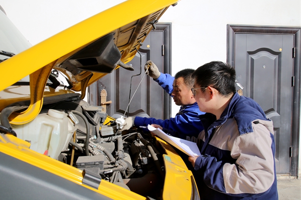 1732675406181063.jpg 電力搶修車機(jī)油檢查_(kāi)副本.jpg