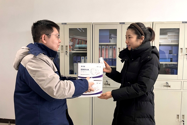 1736752064194381.jpg 發(fā)放暖心“健康包”_副本.jpg