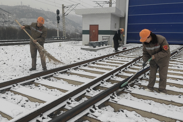 1739322227946959.jpg 鏡頭四:青安崗員清理機庫門前積雪_副本.jpg