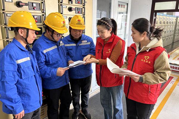 1740638497670301.jpg 女職工擔任安全協管員_副本.jpg