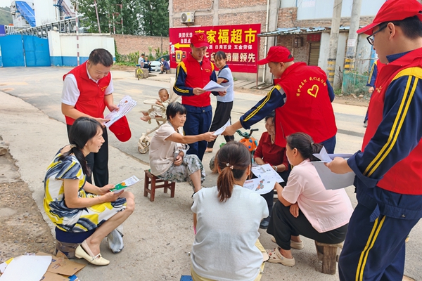 1755918154170383.jpg 為村民講解鐵路安全法律法規_副本.jpg