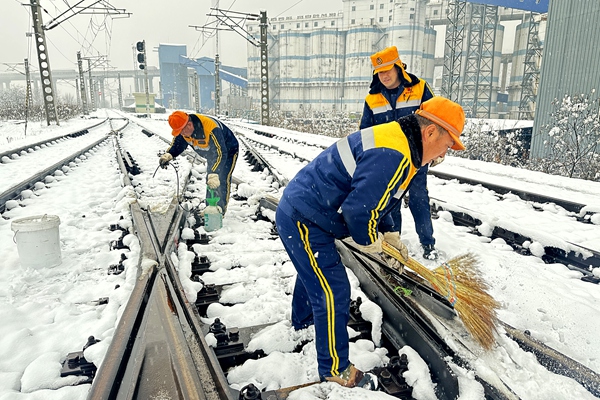 1767841411106139.jpg 黨員發揮先鋒模范作用_副本.jpg