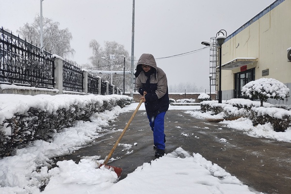 1.清理站內積雪確保巡檢通道暢通_副本.jpg
