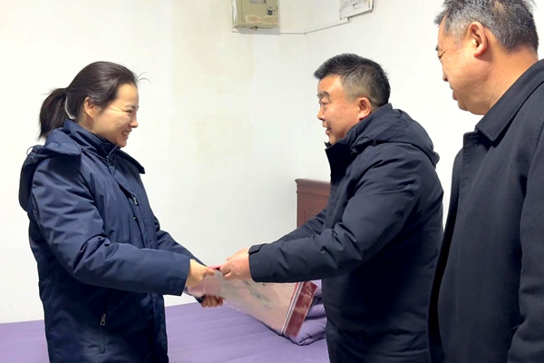 1770805059417784.jpg 2.萬總慰問困難黨員_副本.jpg